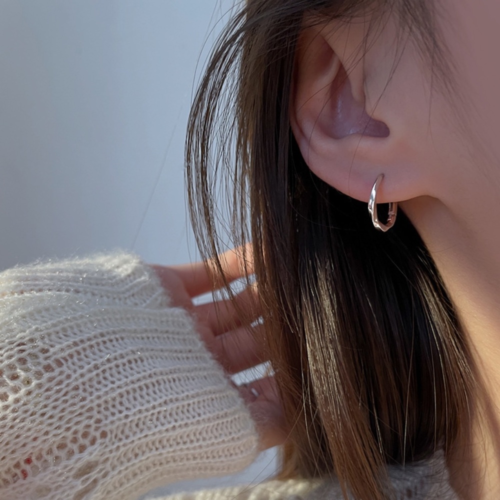 Sterling Silver 'Casia' Twist Hoop Minimalist Earring - Picture 4 of 6